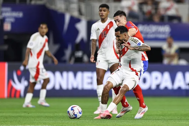 Perú jugando ante Chile en la Copa Américaa.