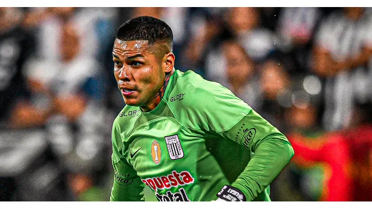 Ángelo Campos tapando para Alianza Lima.