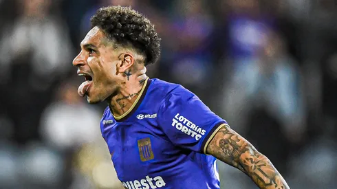 Paolo Guerrero festejando un gol con Alianza Lima.