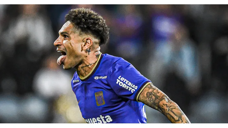 Paolo Guerrero festejando un gol con Alianza Lima.