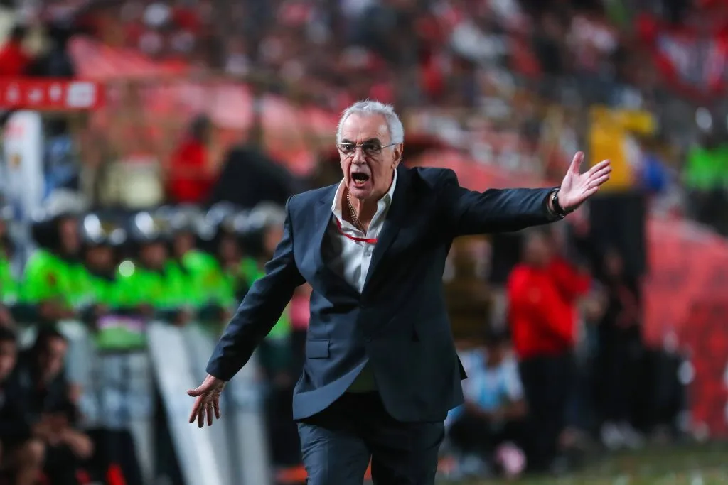 Jorge Fossati dirigiendo a la Selección Peruana. (Foto: IMAGO).