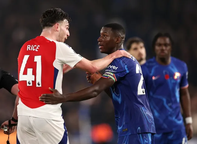 Moisés Caicedo y Declan Rice en el Chelsea vs Arsenal. (Foto: GettyImages)