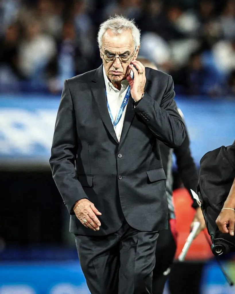 Jorge Fossati en el partido contra Argentina. (Foto: Twitter).