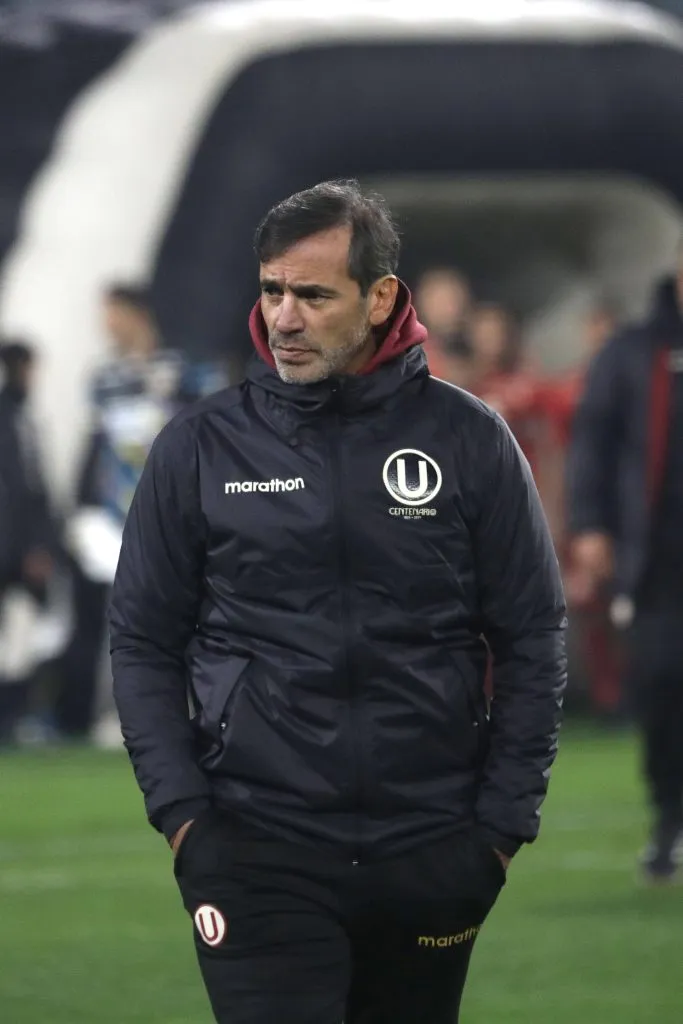 Fabián Bustos dirigiendo Universitario. (Foto: IMAGO).