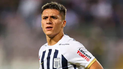 Catriel Cabellos jugando para Alianza Lima.