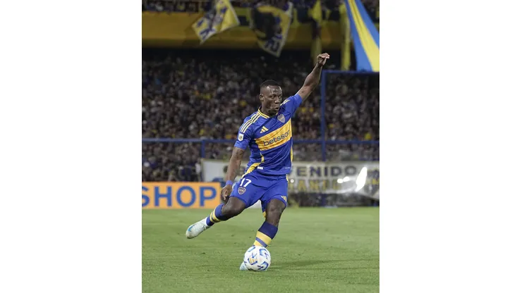 Luis Advíncula se mandó un golazo con Boca Juniors.