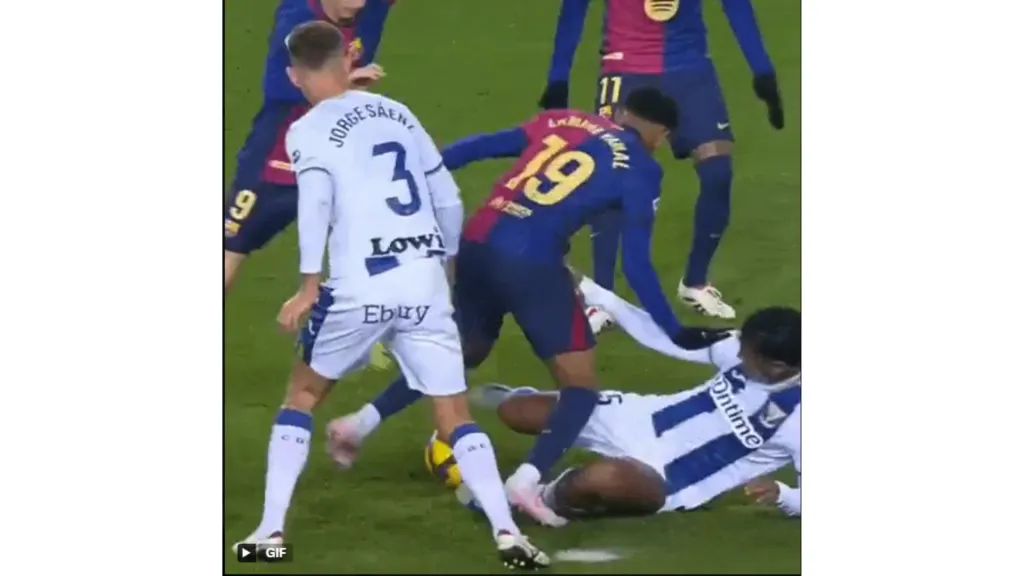 Captura de pantalla de la lesión a Renato Tapia.