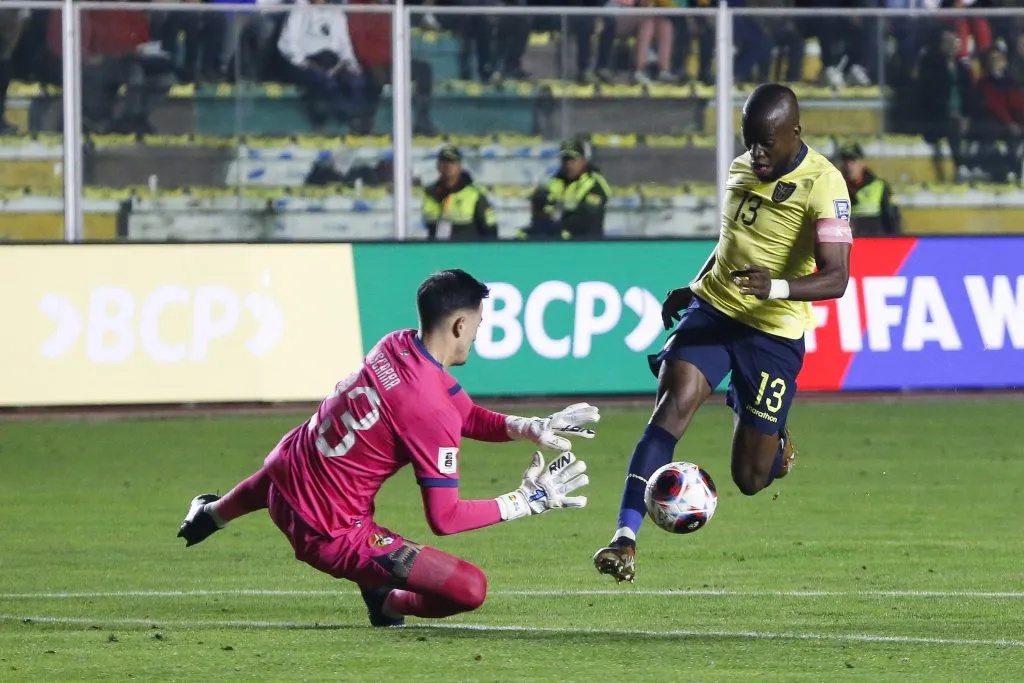 Guillermo Viscarra frente a Enner Valencia, (Foto: IMAGO).
