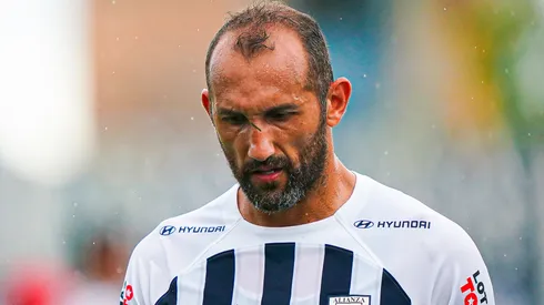 Hernán Barcos jugando para Alianza Lima.