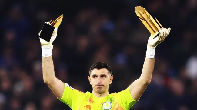 Villa Park ya rindió homenaje al Dibu tras el Lev Yashin: IMAGO