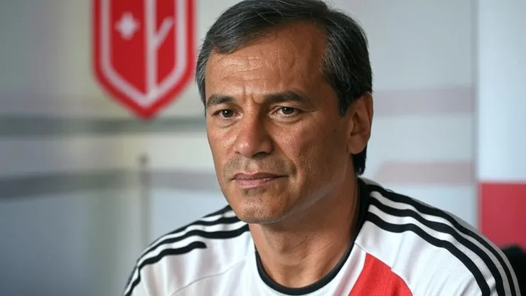 La Selección de Perú maneja varias opciones para reemplazar a Jorge Fossati. Foto hecha con Grok IA.