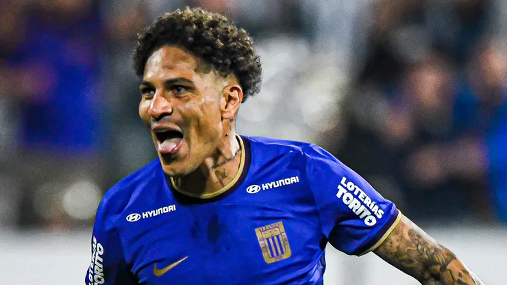 Paolo Guerrero jugando para Alianza Lima.
