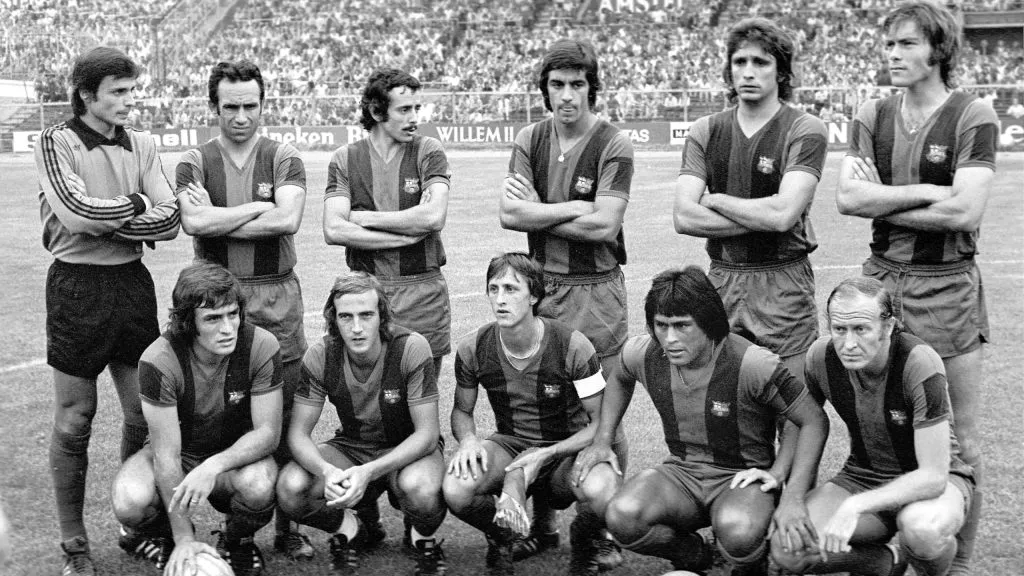 Hugo Sotil, a la izquierda de Johan Cruyff, en su paso por el FC Barcelona. (Imago)