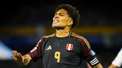 Paolo Guerrero jugando para Perú.