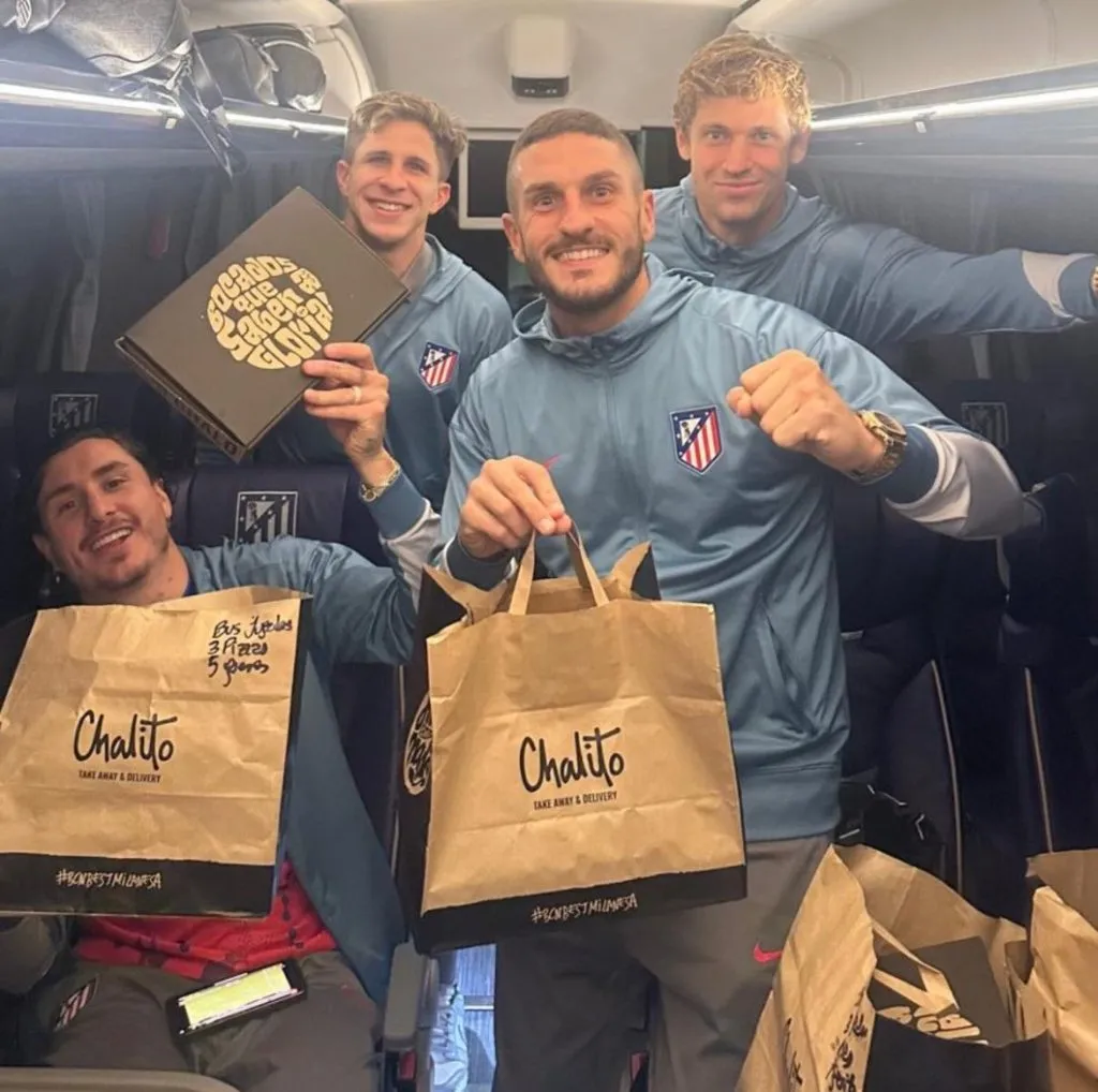 Los jugadores del Atlético de Madrid disfrutando del Menú que corrió por cuenta de Luis Suárez.