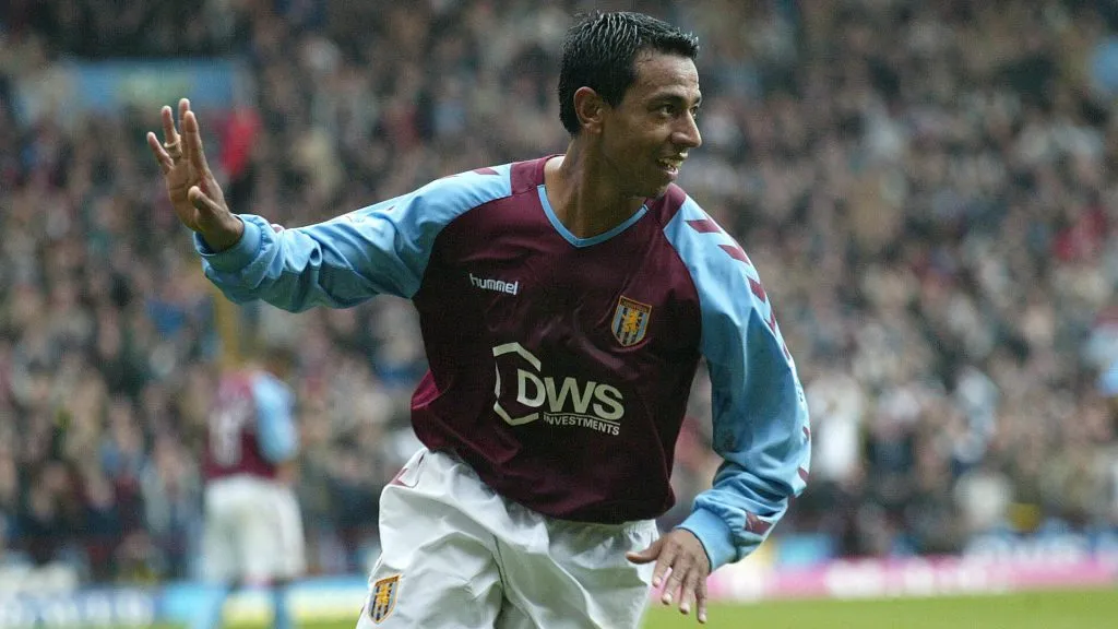 Nolberto Solano en su etapa como jugador del Aston Villa. (Imago)