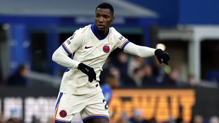 Moisés Caicedo casi marca un golazo con el Chelsea