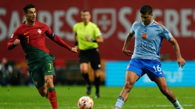 Rodri y Cristiano Ronaldo solo se midieron tres veces en su carrera: IMAGO