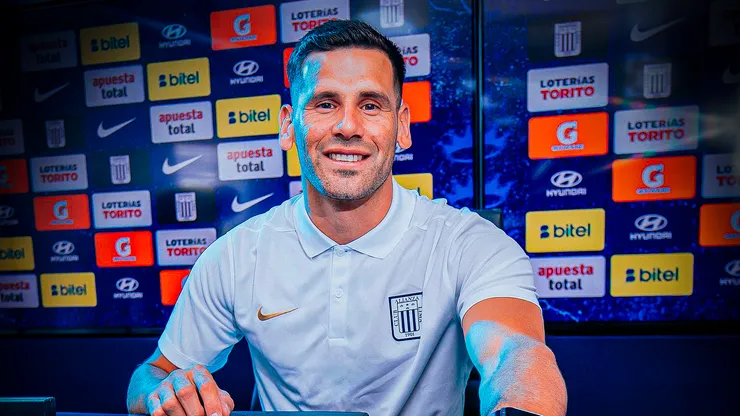 Guillermo Enrique firmpo por Alianza Lima.