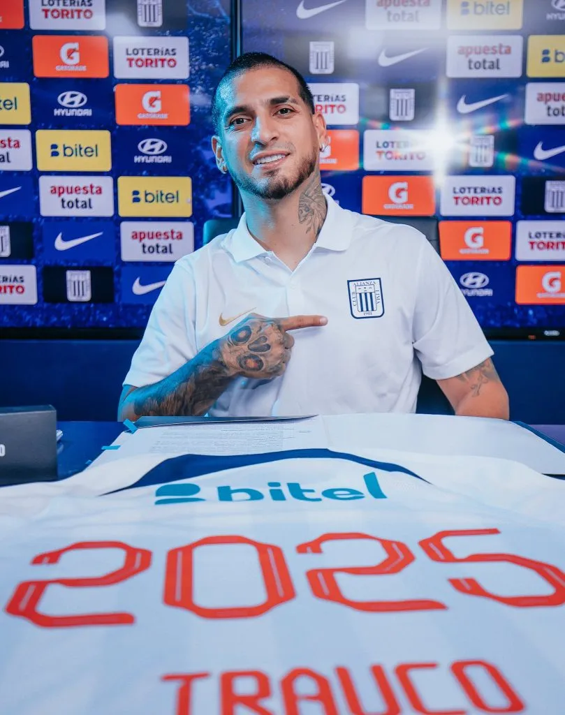 Miguel Trauco presentado en Alianza Lima. (Foto: Alianza Lima).