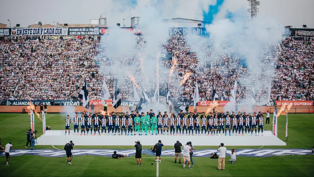 Los jugadores de Alianza Lima en la presentación oficial, previo al partido amistoso ante Emelec. (X @ClubALoficial)