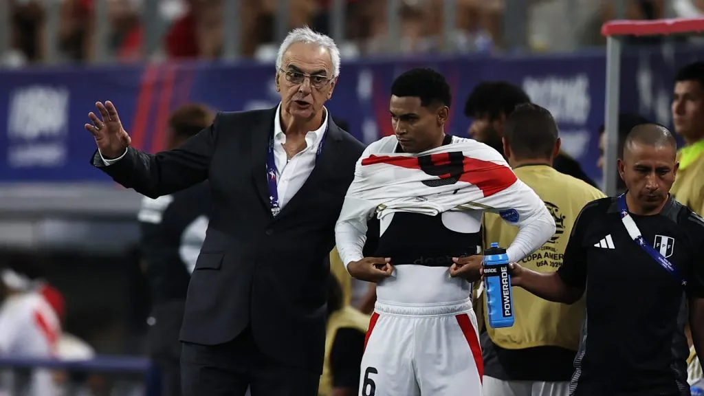 Jorge Fossati dando indicaciones en la Copa América 2024. (Getty Images)