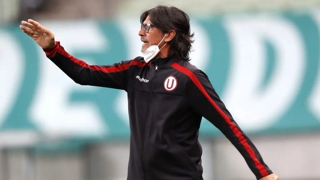 Ángel Comizzo en su etapa como director técnico de Universitario en 2021. (Getty Images)