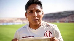 Ruidíaz le pega a Universitario de Deportes. Imagen generada por Inteligencia Artificial