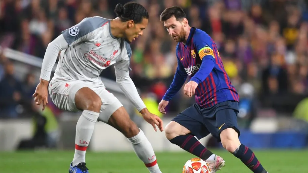 Van Dijk, en plena lucha con el argentino en uno de los choques entre Liverpool y Barcelona por la Champions. (Foto: Getty)