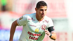 Aldo Corzo jugando para Universitario.