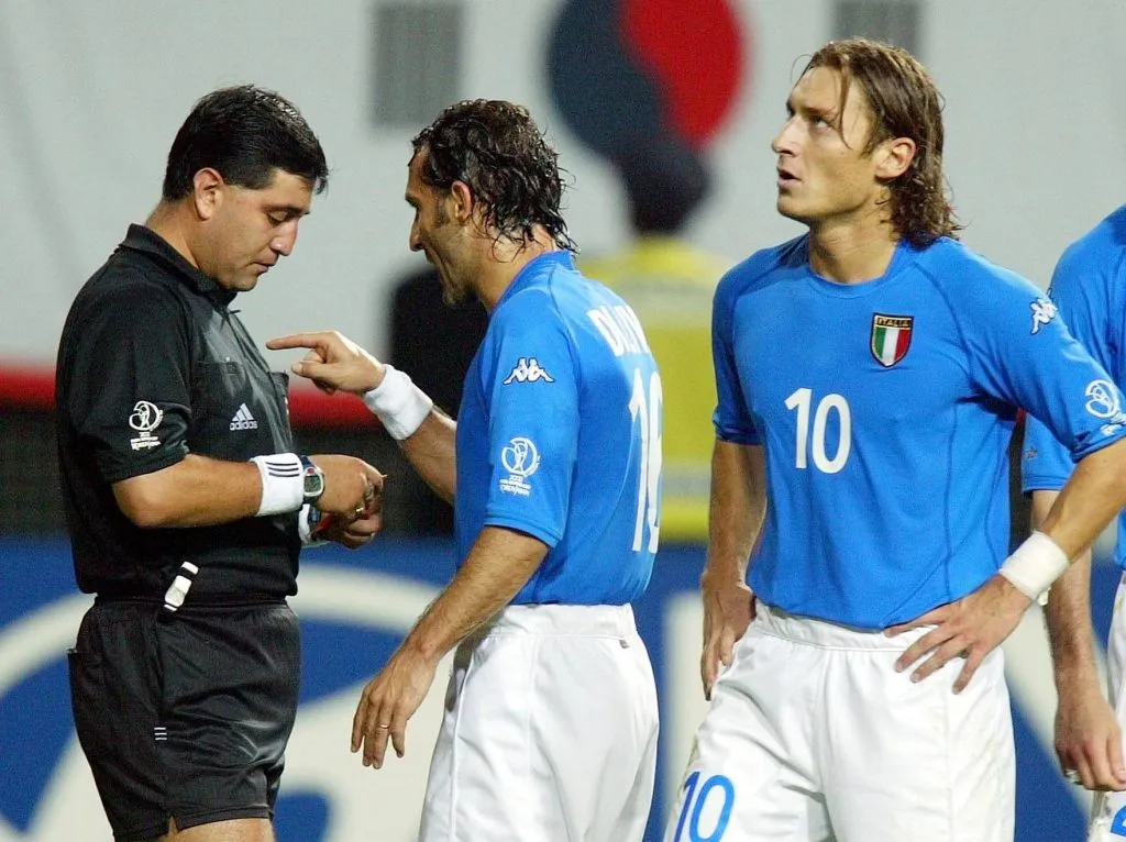 Byron Moreno expulsó a Totti en el mundial de 2002. (Foto: Imago)