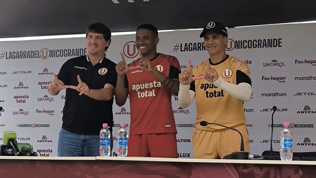 José Carabalí en la conferencia de prensa para su presentación en la U. (X @MarioREscobar)