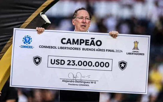 John Textor con el cheque de campeón del Botafogo.