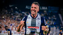 Pablo Lavandeira festejando su gol con Alianza Lima.