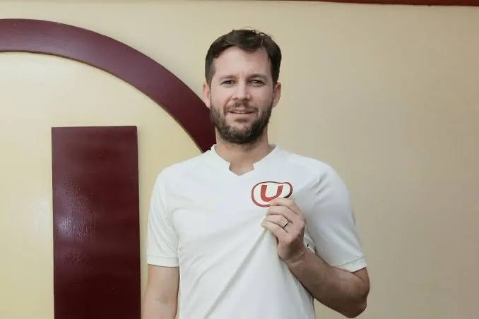 Manuel Barreto posando con la camiseta. (Foto: Prensa “U”).