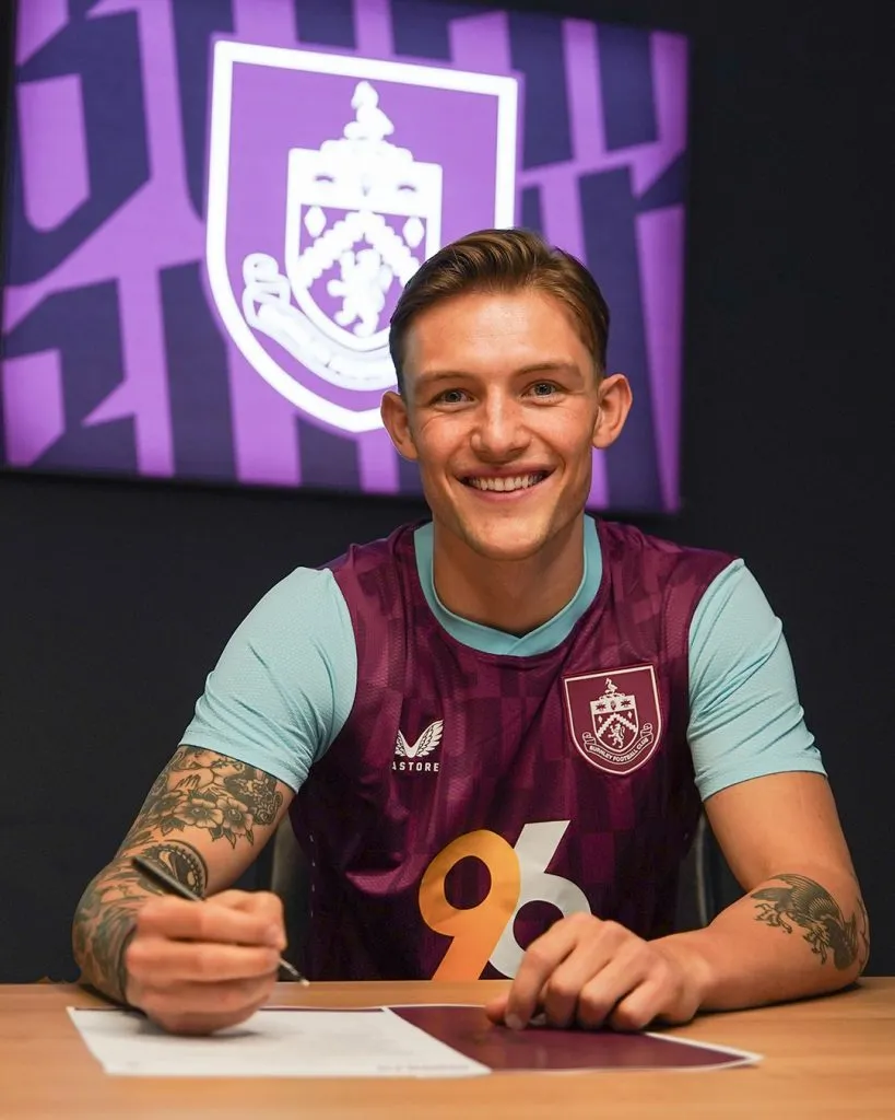 Oliver Sonne firmando feliz. (Foto: Burnley).