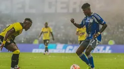 El partido fue suspendido por lanzamiento de bengalas.