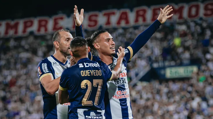 Alianza Lima enfrenta a Nacional de Paraguay por la Copa Libertadores 2025.