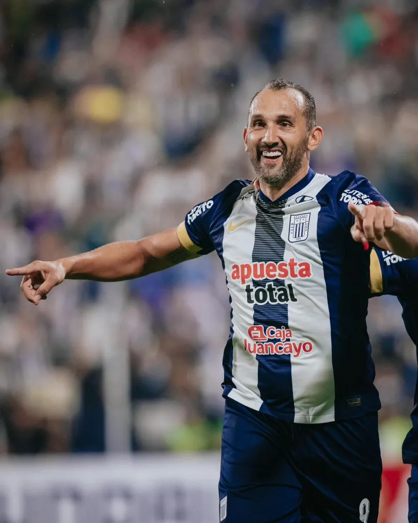 Hernán Barcos celebrando su gol. (Foto: Alianza Lima).