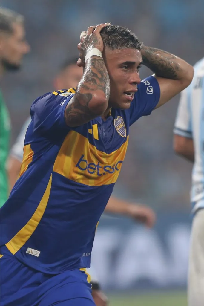 Ayrton Costa enfrentando a Racing Club. (Photo by Daniel Jayo/Getty Images)