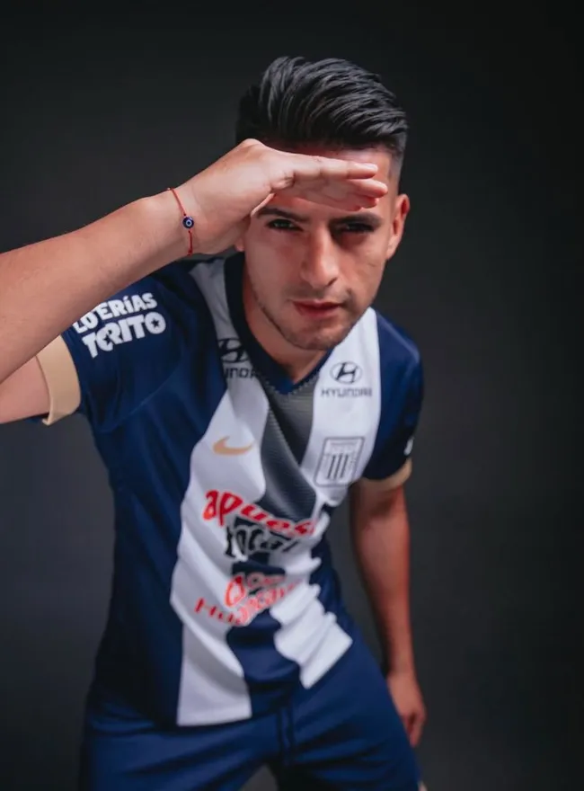 Carlos Zambrano en sesión de fotos. (Foto: Alianza Lima).
