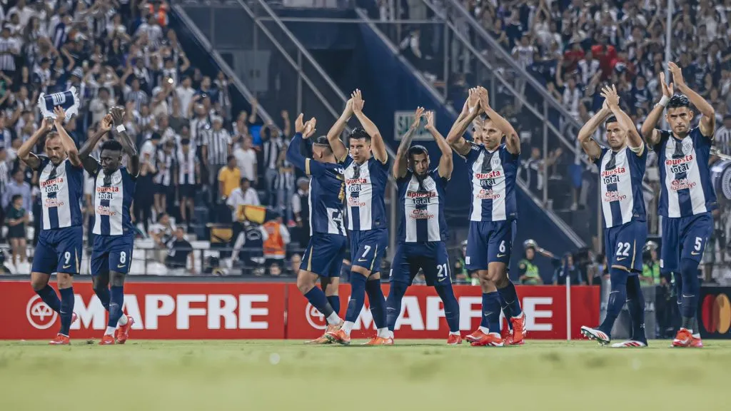 Los jugadores de Alianza Lima saludando a los hinchas luego de vencer a Boca. (@ClubALoficial)