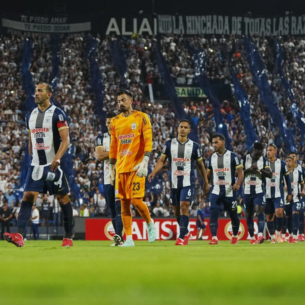 Erick Noriega entrando al partido con Boca Juniors. (Foto: Alianza Lima).