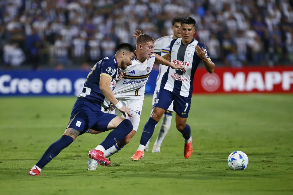 Alianza Lima enfrentando a Boca Juniors en Perú. (Photo by Fernando Sangama/Getty Images)