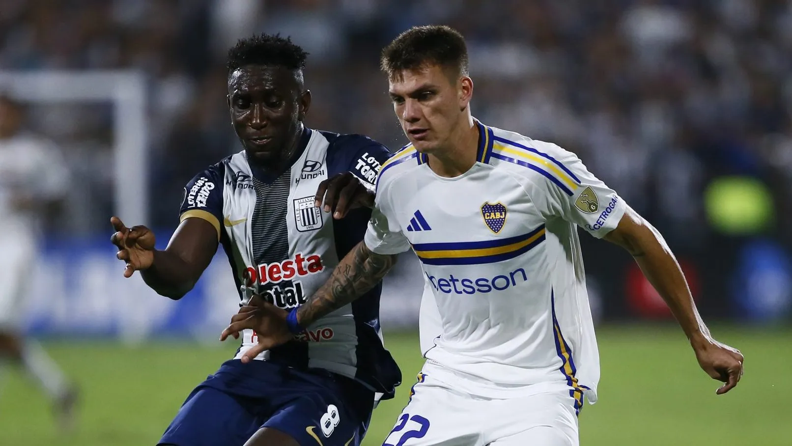 Eryc Castillo luchando un balón para Alianza Lima. (Photo by Fernando Sangama/Getty Images)