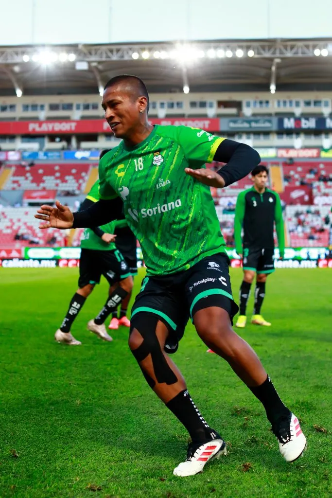 Pedro Aquino antes de jugar contra Necaxa. (Photo by Leopoldo Smith/Getty Images)