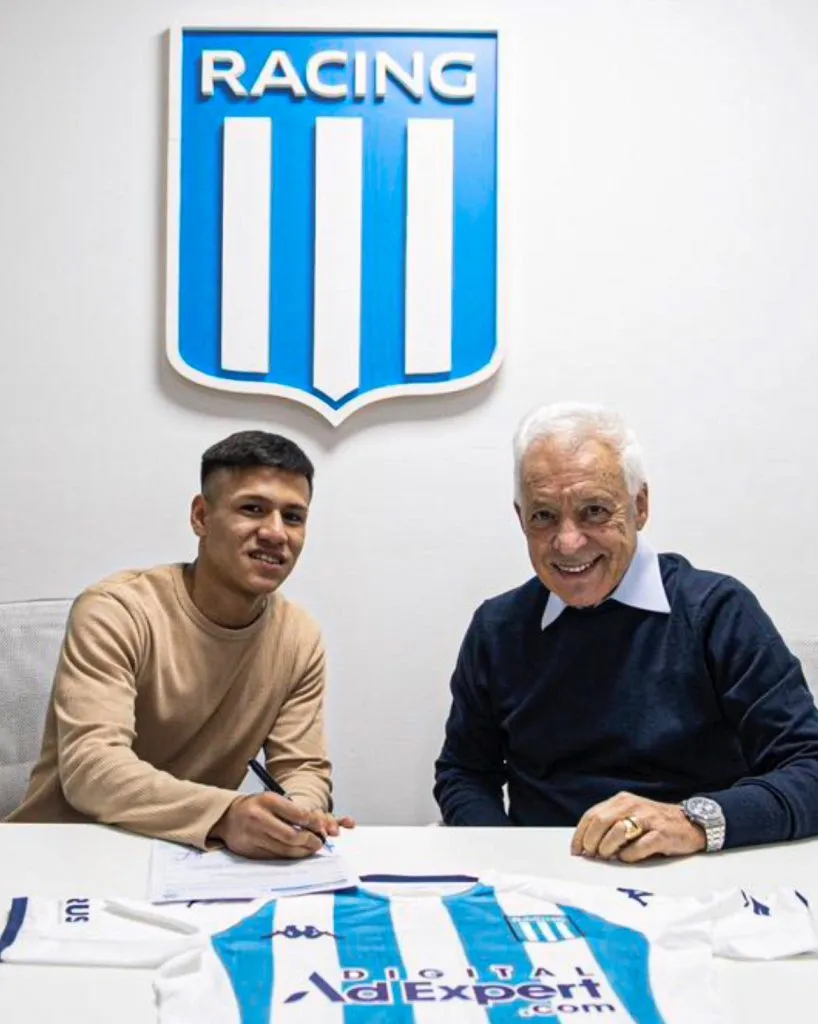 Axel Cabellos firmando contrato profesional. (Foto: Racing Club).