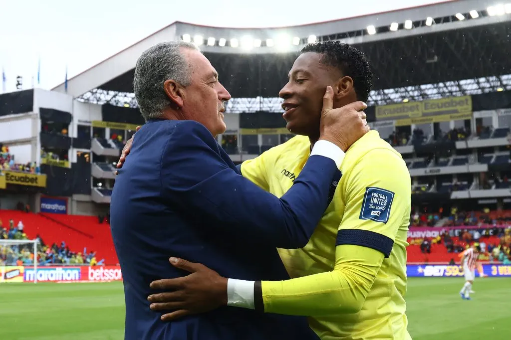 Alfaro fue muy bien recibido por los jugadores de Ecuador. (Foto: GettyImages)