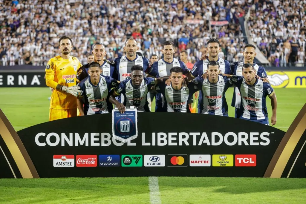 Alianza Lima formando contra Boca Juniros. (Foto: ANDINA).