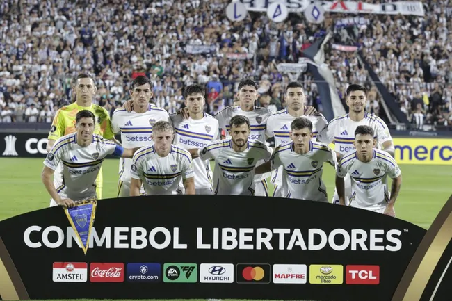 Formación de Boca Juniors en el Peru. (Photo by Fernando Sangama/Getty Images)